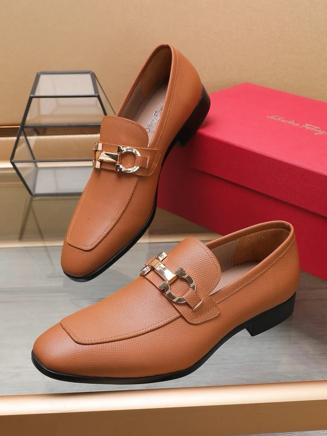 P620💰🔥《Ferragamo》👏Latest • High-end top brand luxury ~ purchasing agency, top quality ~. New fashionable business men's shoes 🔜The uppers are made of original palm-print cowhide➕cowhide·lining, with fine workmanship. The original stylish and soft combination wear-resistant and non-slip outsole is light and comfortable on the foot. The real thing looks better when photographed in person. Color: two colors available. Number of yards: 38/45 yards